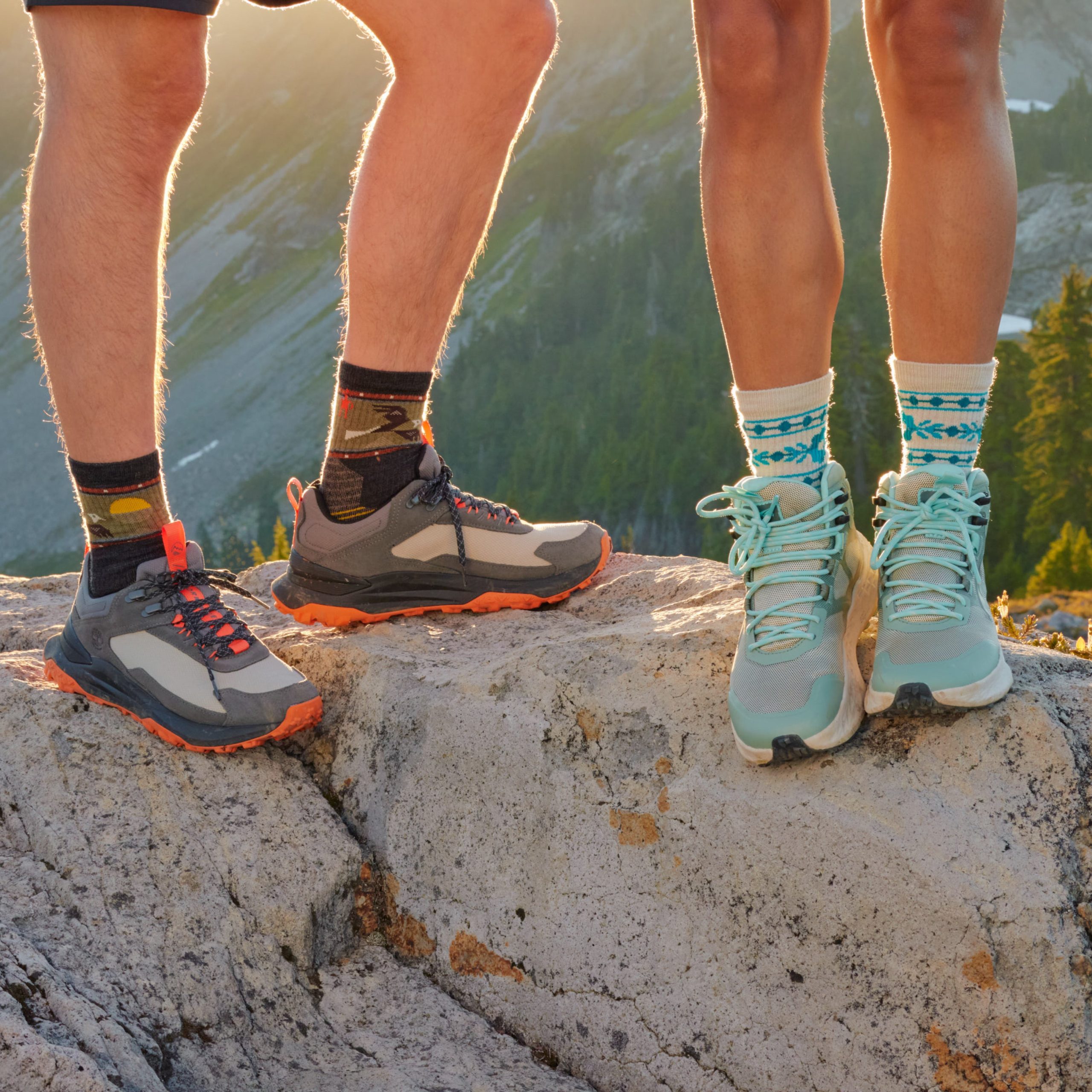 Women's Hike Retro Floral Mid Crew Socks - Image 3