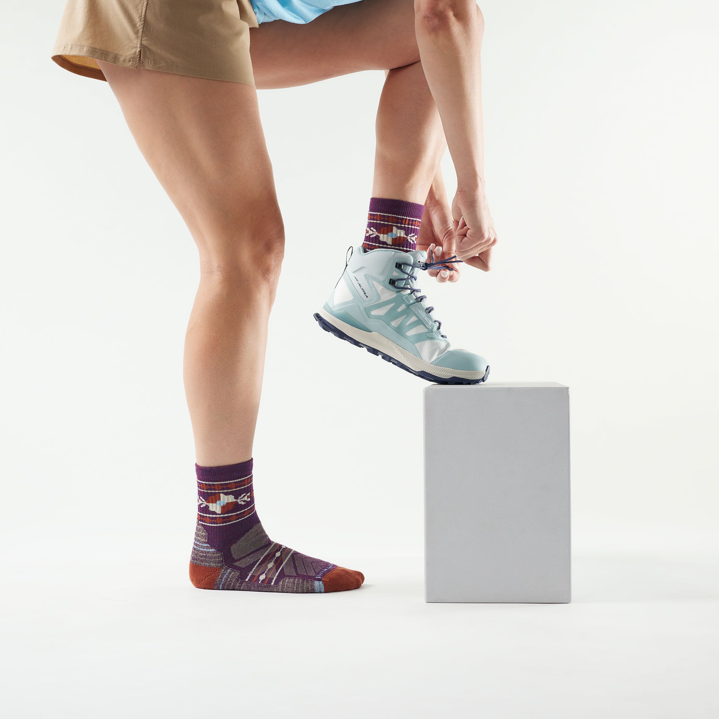 Women's Hike Retro Floral Mid Crew Socks - Image 7