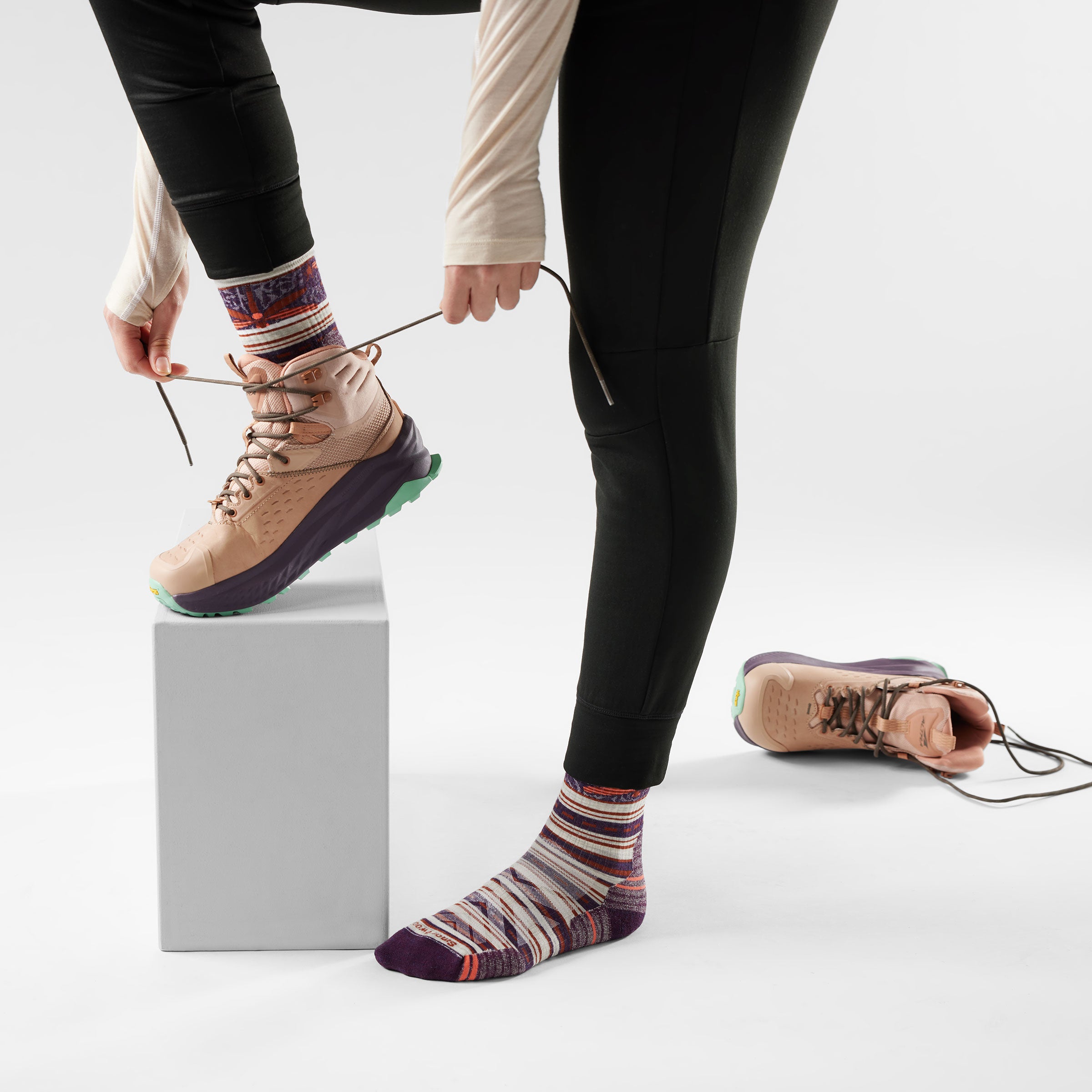 Women's Hike Dragon Stitch Mid Crew Socks - Image 4