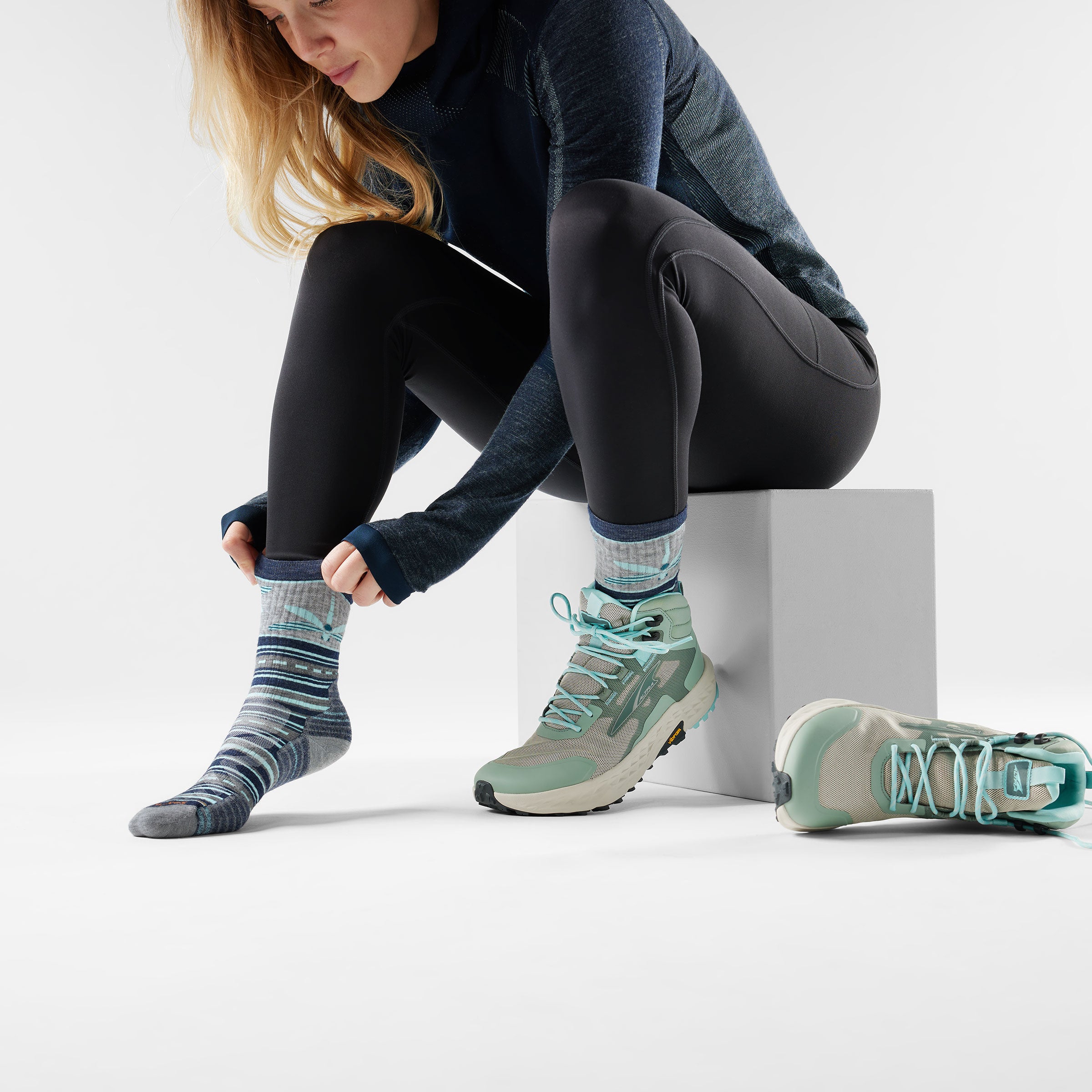 Women's Hike Dragon Stitch Mid Crew Socks - Image 2